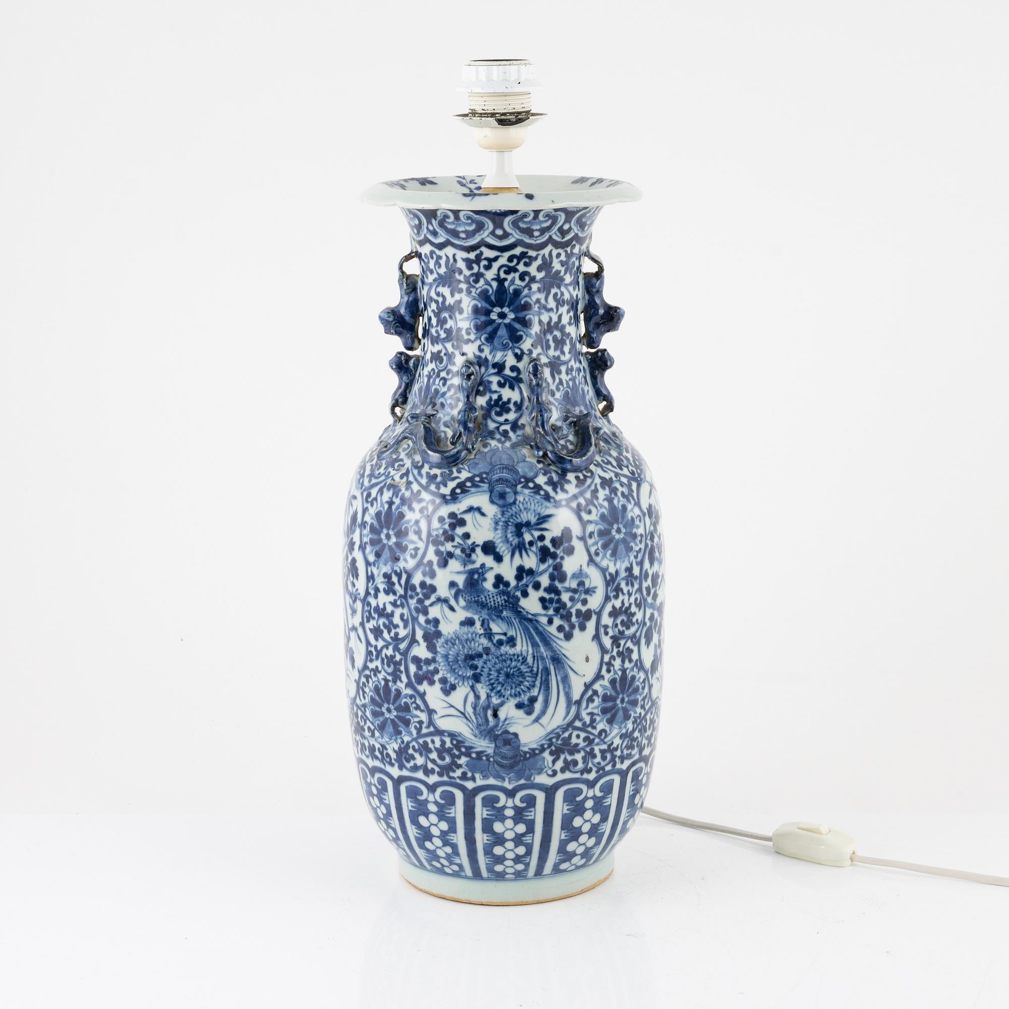 A blue and white porcelain vase/table lamp, China, around 1900.
