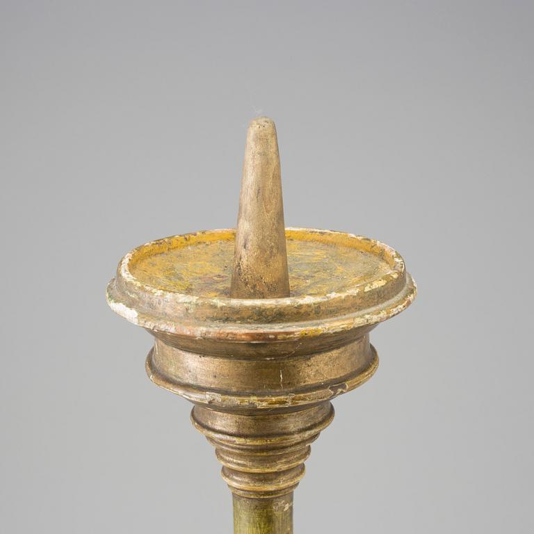 A WOODEN CANDLESTICK, 17th/18th century.