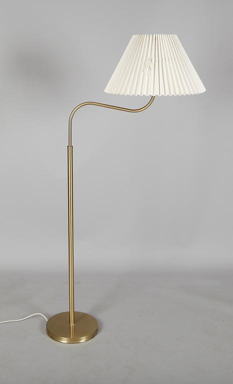 GOLVLAMPA, modell 2368/2148, "Stora Kamelen", Josef Frank, Firma Svenskt Tenn.