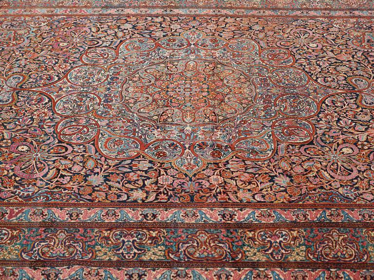 A rug, semi-antique Tehran/Semnan, ca 247 x 189 cm.