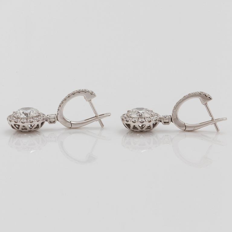 A pair of brilliant cut diamond earrings, 2.40 and 2.27 ct. Quality F/SI2 according to certificates from HRD and IGI.