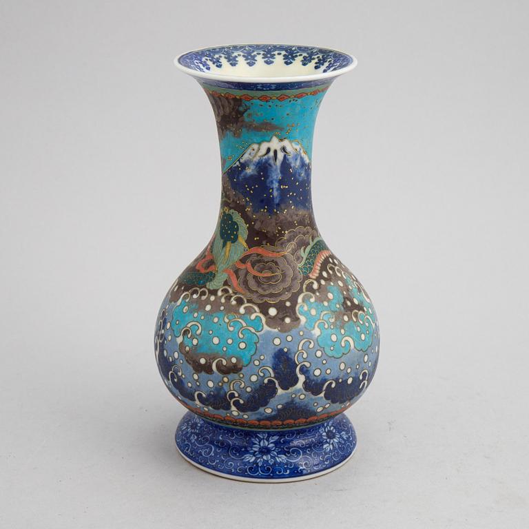Vas porslin, Japan med cloisonne imitation, 1900-talets första hälft.