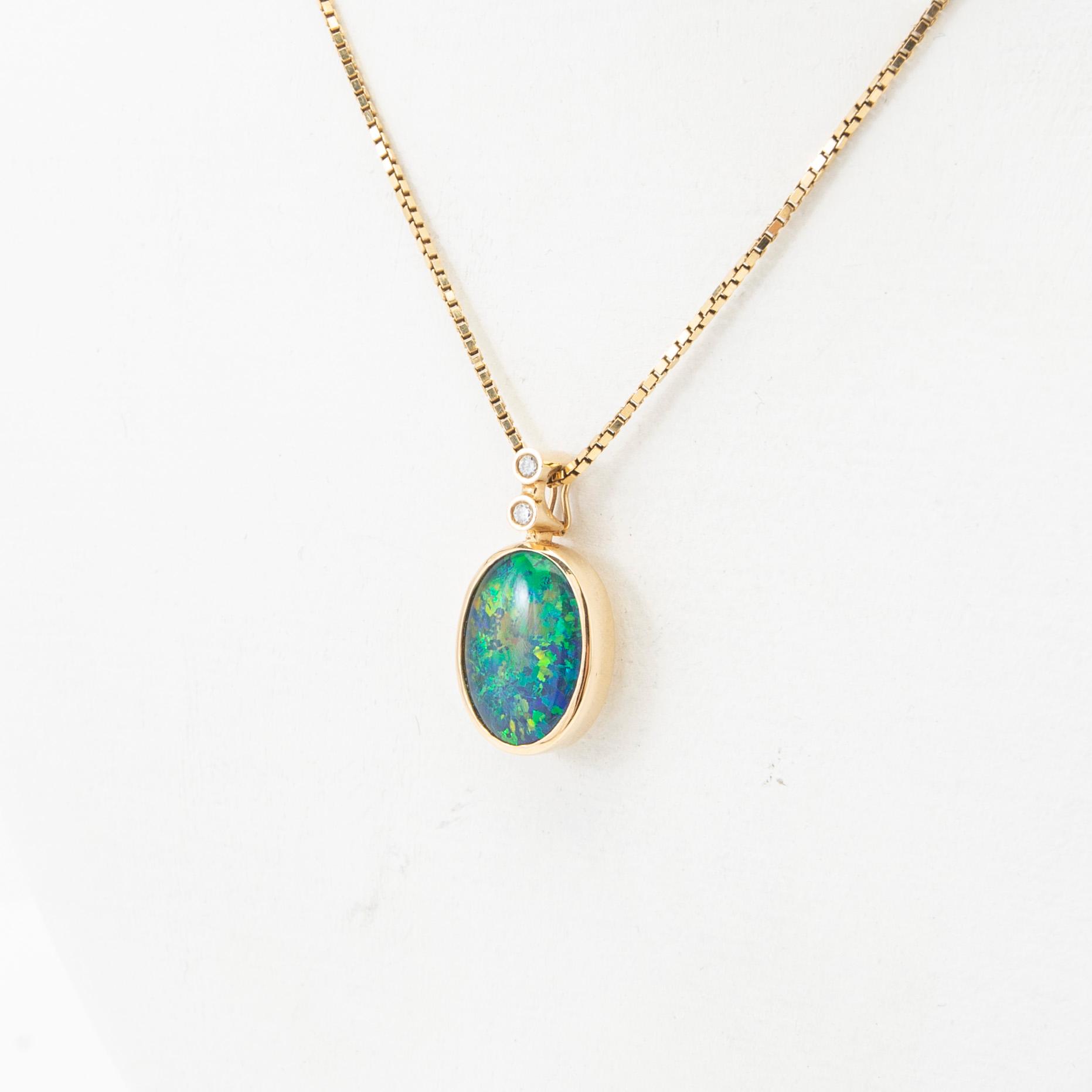 Ole Lynggaard, hängsmycke och kedja, 18k guld med opal och diamanter.