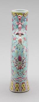 PILGRIMSFLASKA, porslin, Kina, 1800-/1900-tal.