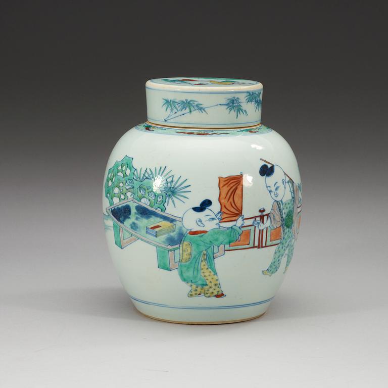 A wucai jar with cover, Qing dynasty (1644-1912).