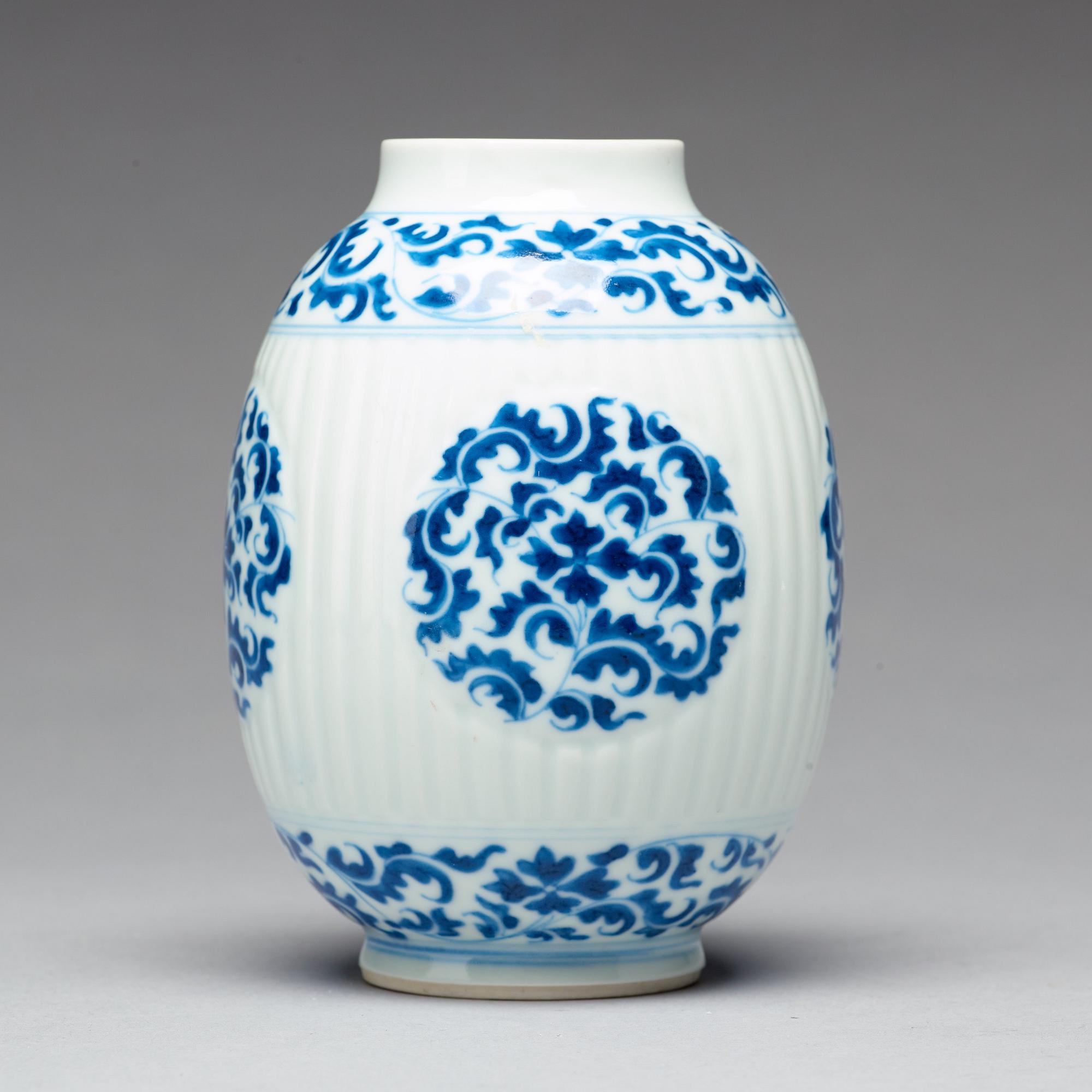 TEKRUKA, porslin. Qingdynastin, Kangxi (1662-1722).