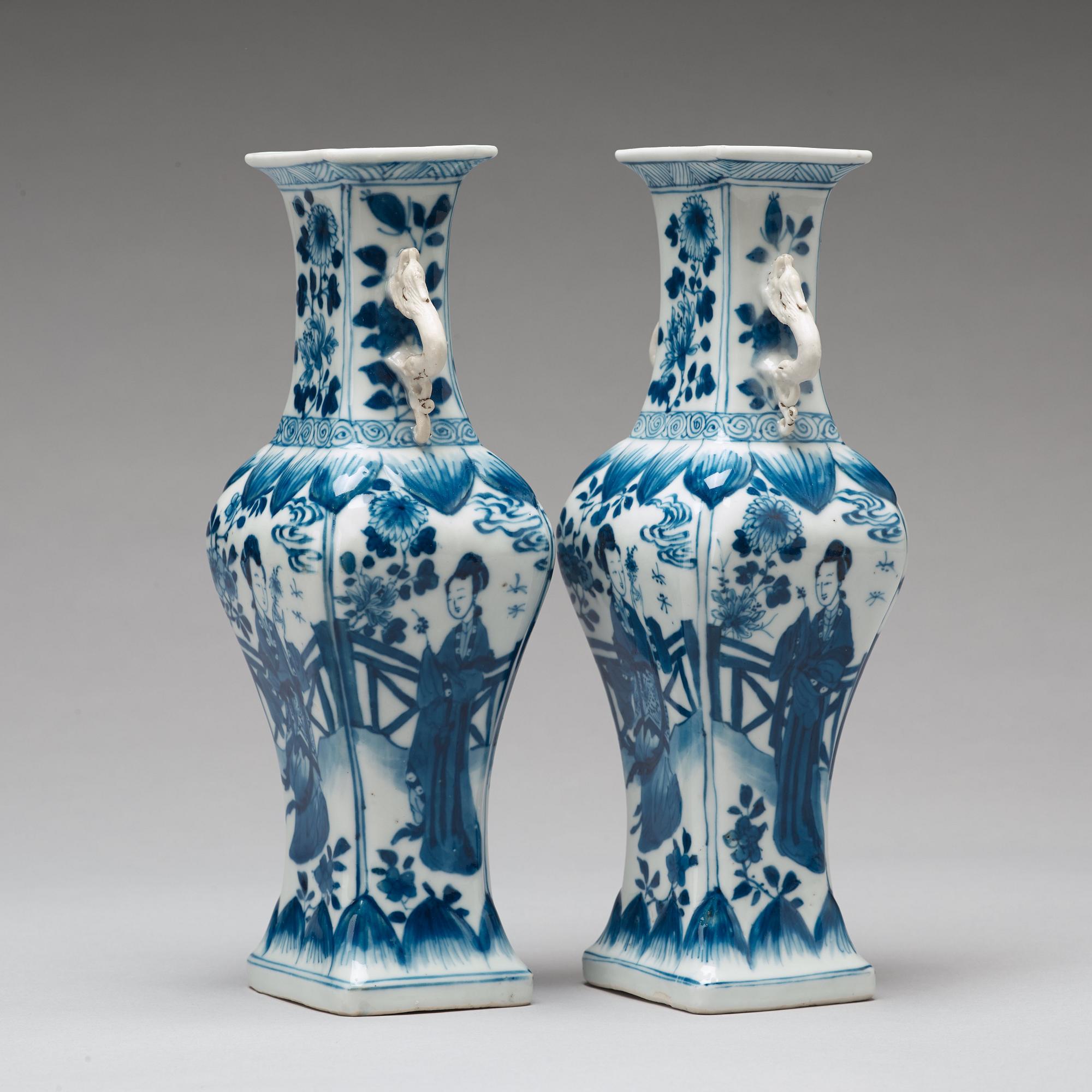 A pair of blue and white vases, Qing dynasty, Kangxi (1662-1722).
