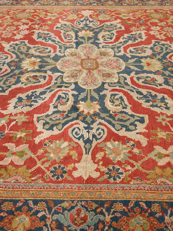 A CARPET. An antique Mahal, a so called Ziegler. 400,5 x 297 cm.