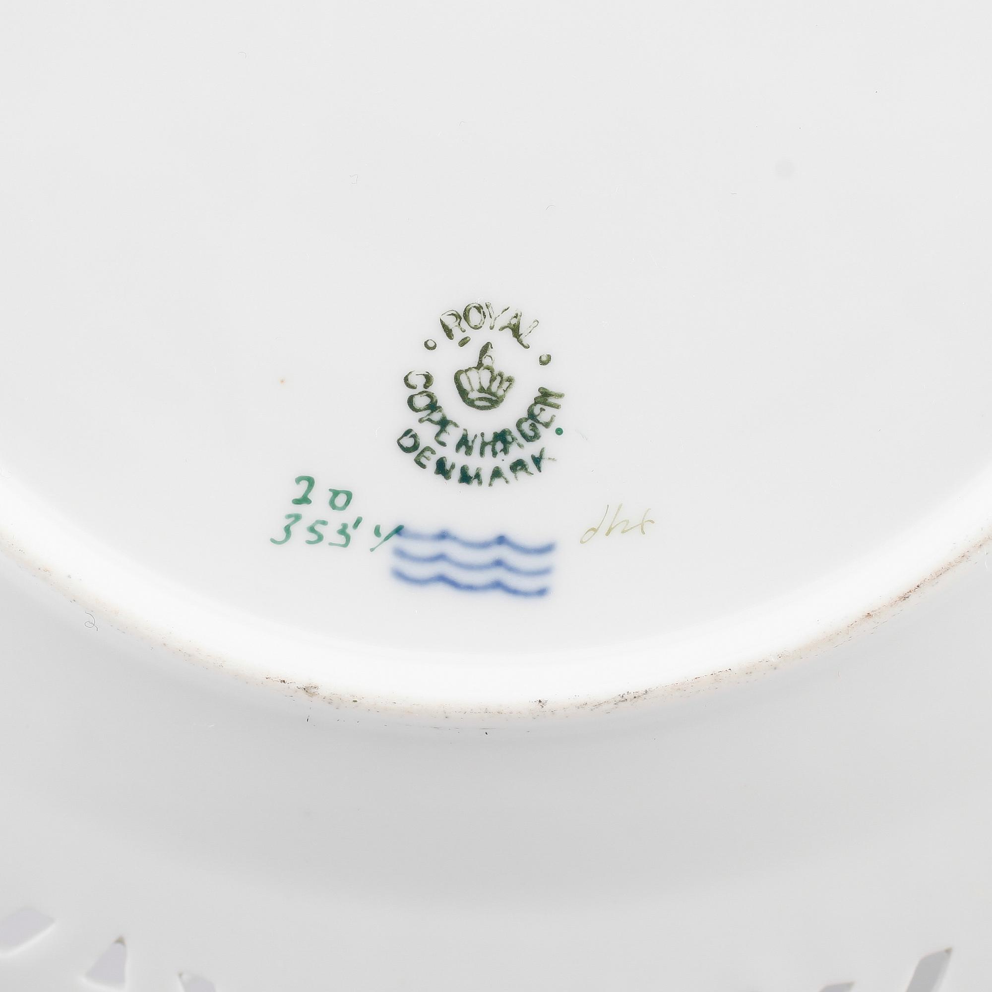 FAT, porslin, 2 st, "Flora Danica", Royal Copenhagen.