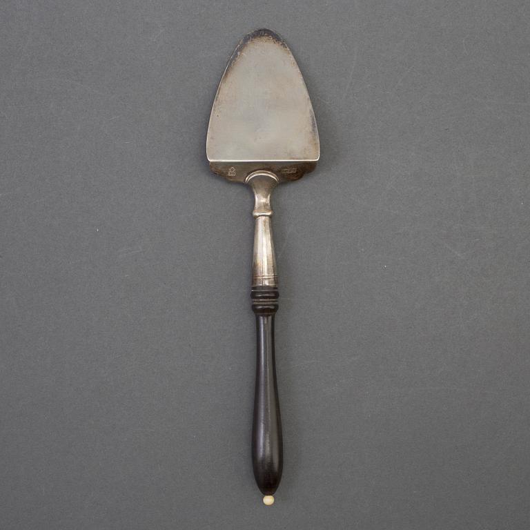 A FRENCH SILVER CAKE SERVER, fitted case, 19th century.