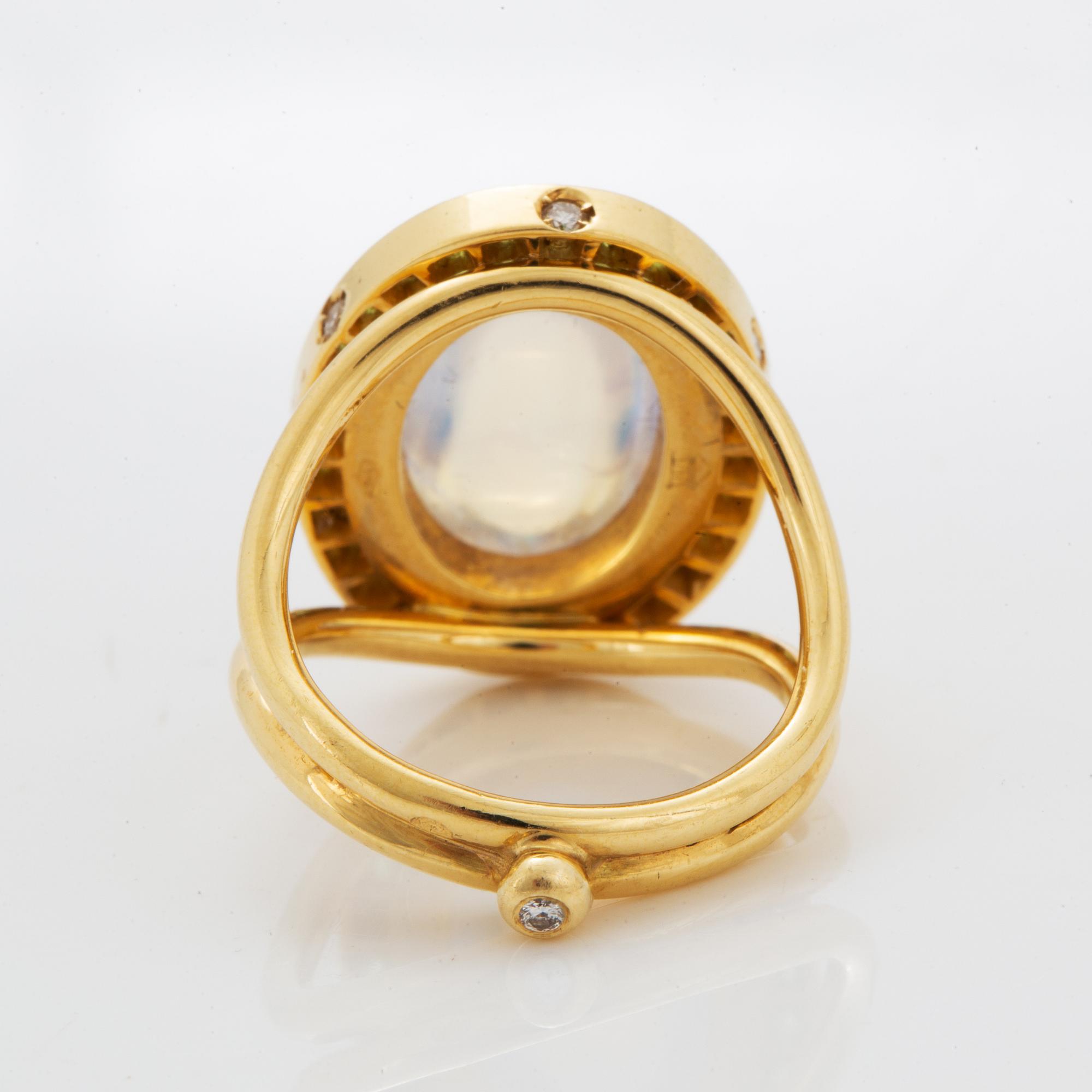 Temple St. Clair, ring, 18K gold with cabochon-cut moonstone, peridot and brilliant-cut diamond ring.