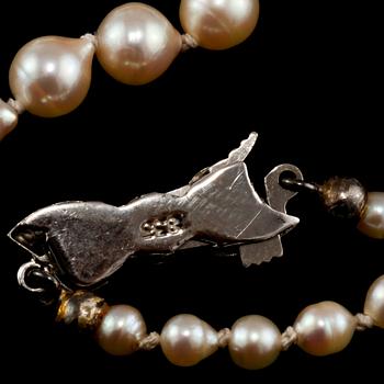 COLLIER, odlade pärlor med lås i silver.