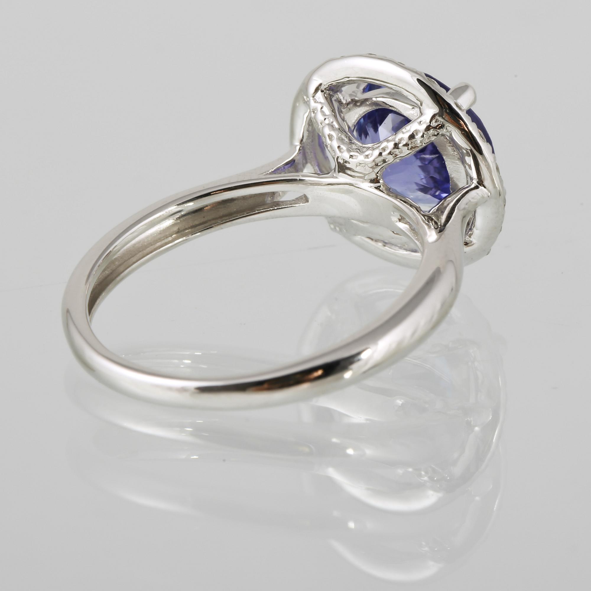 RING, 18K vitguld med briljantslipade diamanter 0.31 ct samt fasettslipad tanzanit 2.33 ct. Vikt 3,7 gram.