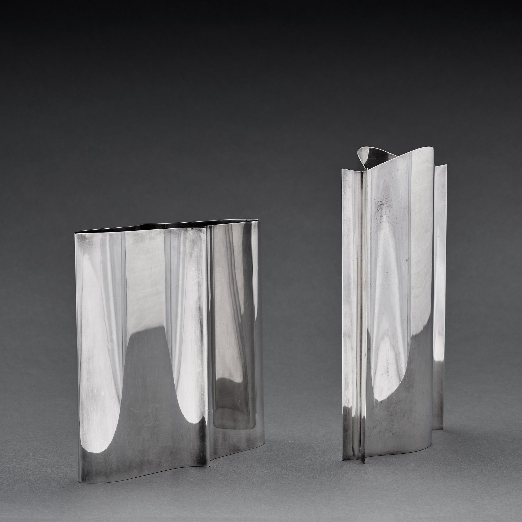 Theresia Hvorslev, vaser två st, Lidköping, 1973-74, sterling silver.