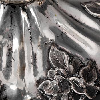 KONFEKTSKÅL, silver, nyrokoko, Stockholm 1800-talets andra hälft. Otydliga stämplar. Vikt ca 750 g.