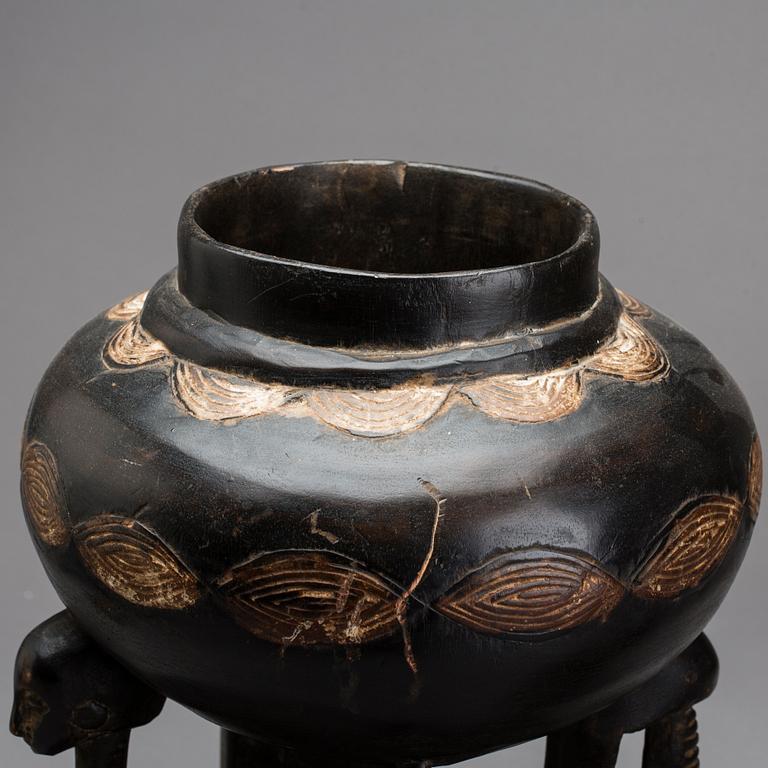 URNA MED LOCK, trä, etnografika.