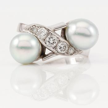 RING, 18K vitguld, två odlade pärlor och briljantslipade diamanter, 0.46 ct VS, 1976.