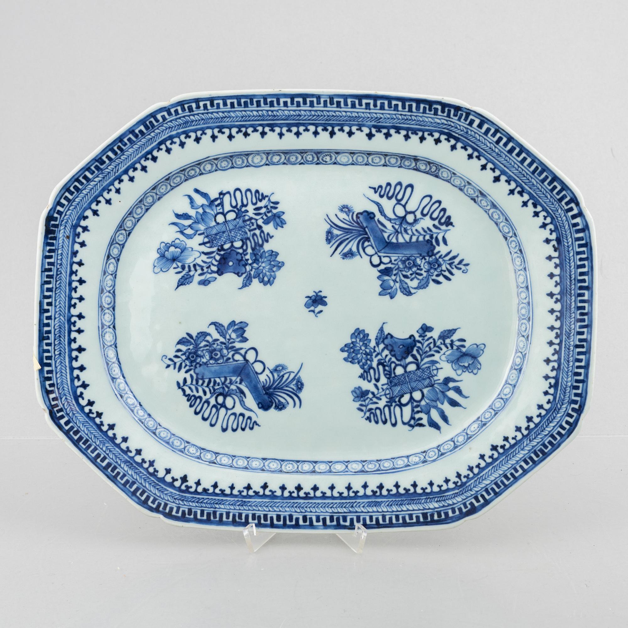 A pair of blue and white serving dishes, China, Qing dynasty, end of the 18th century.