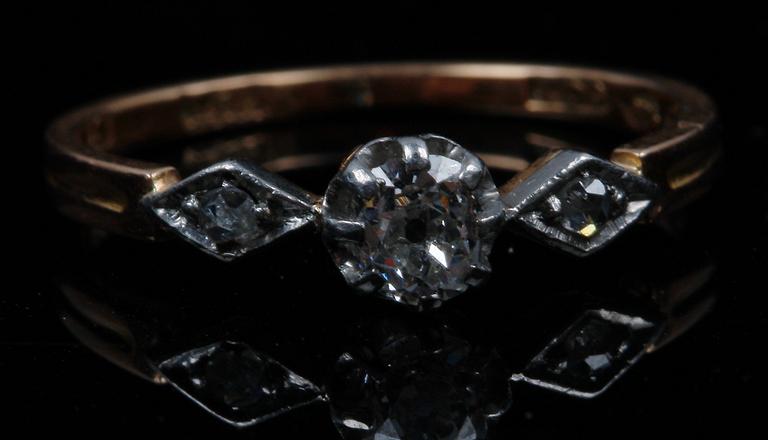 RING, 18 K guld och diamanter, CG Hallberg, 1904.