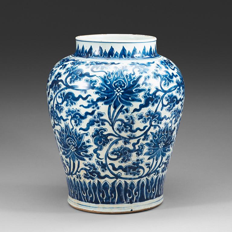 A large blue and white jar, Qing dynasty, Kangxi (1662-1722).