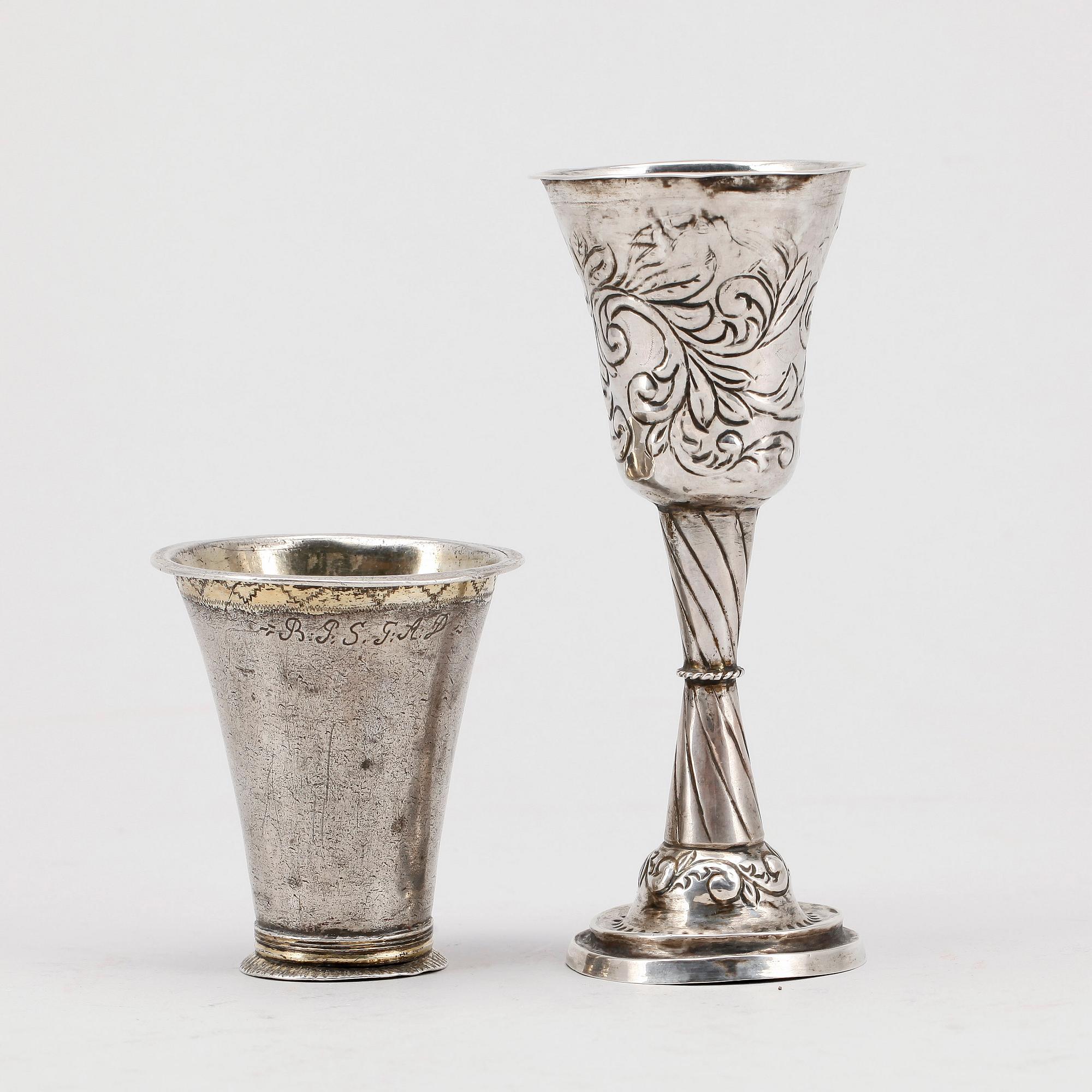 KALK samt BÄGARE, silver, A Wedin, Söderhamn 1838-64, respektive Magnus Stråtin, Uddevalla 1767. Vikt ca 74 gram.