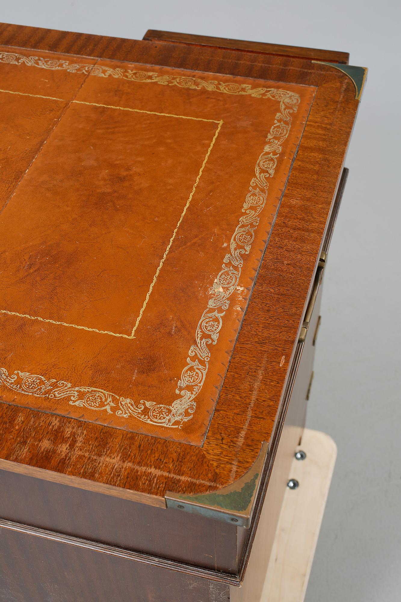 SKRIVBORD, engelsk stil. 1900-talets andra hälft.