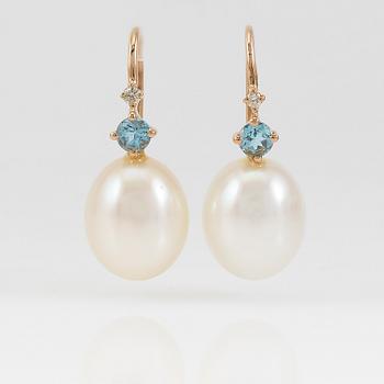 ÖRHÄNGEN, 1 par, 14K roséguld, blå topaser, diamanter och sötvattenspärlor.