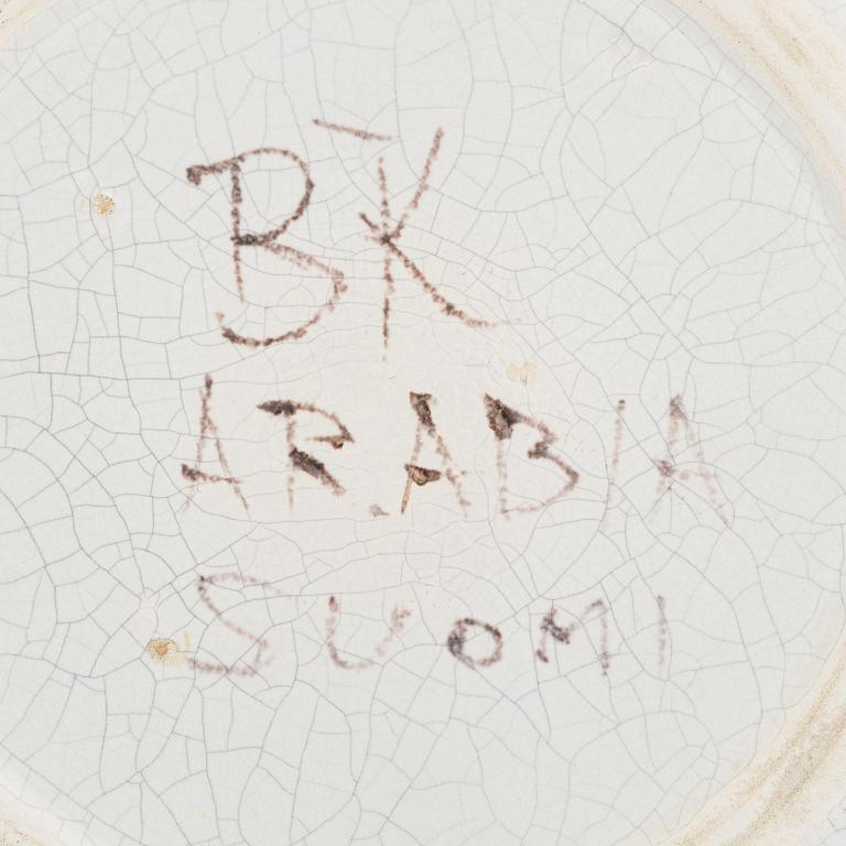 Birger Kaipiainen, lautanen, kermaiikkaa, signeerattu BK Arabian Suomi.