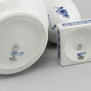 LOCKURNOR, 2 st, porslin, "Blå blomst", Royal Copenhagen, 1900-tal.