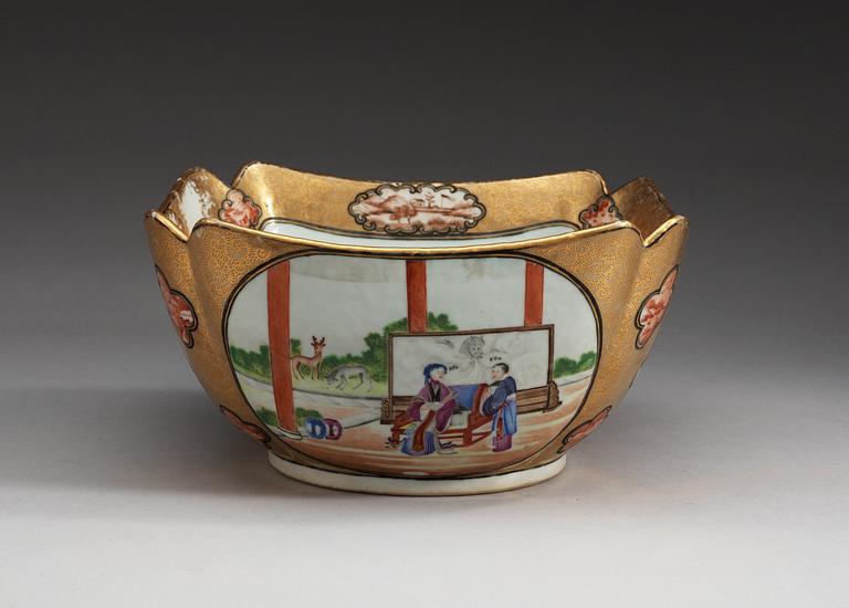 A Canton famille rose 'Rockefeller-pattern'  bowl, Qing dynasty, ca 1800.