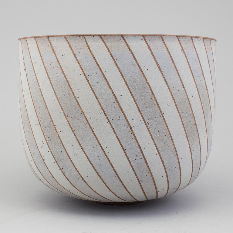 A ceramic pot by Bente Brosböl Hansen from late 20 th century.