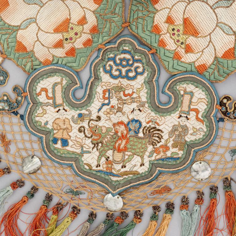 Krage, broderat siden. Kina, tidigt 1900-tal.