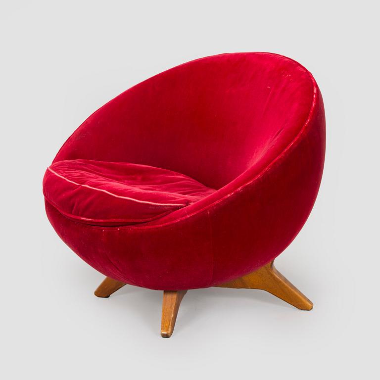 A 1950s easy chair.