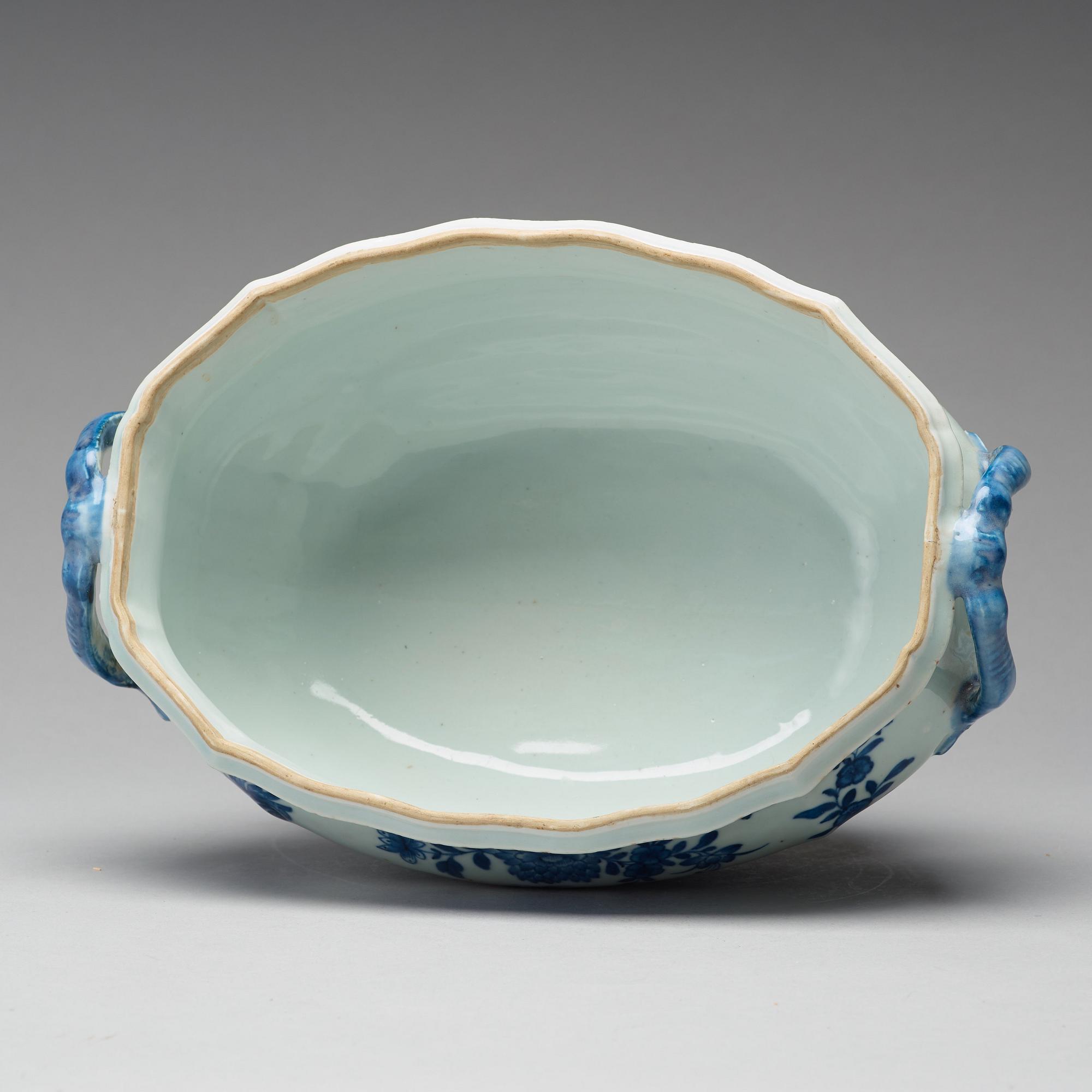 A blue and white tureen with cover,  Qing dynasty, Qianlong (1736-1795).