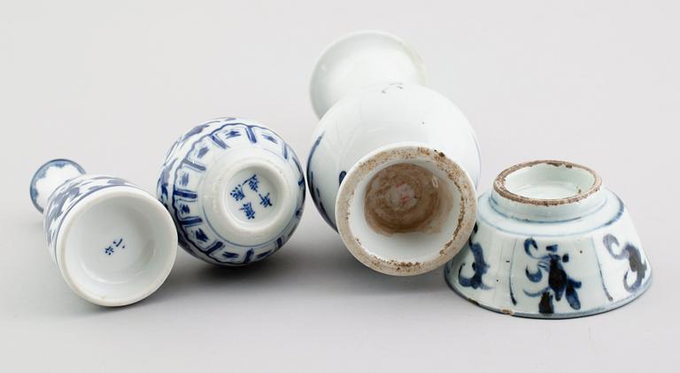VASER, 3 st samt SKÅL, porslin, ostindiska, 1800-/1900-tal.
