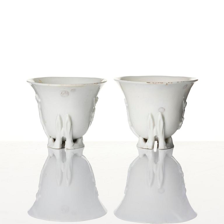 Vas, samt koppar, tre stycken, blanc de chine. Qingdynastin, 1700-tal.