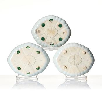 A set of three famille verte dishes, Qing dynasty, Kangxi (1662-1722).