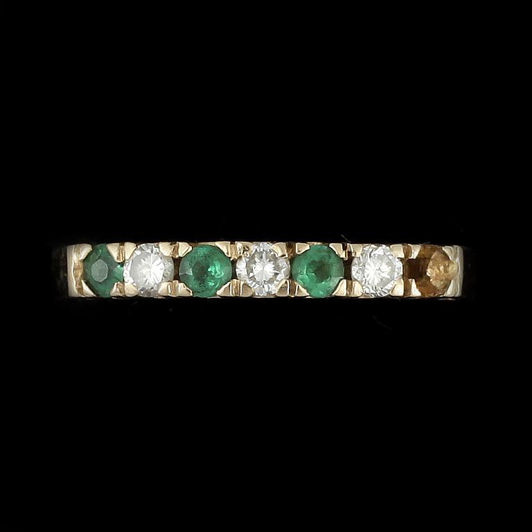 RING, 18k guld med små briljantslipade diamanter och smaragder. Vikt ca 2,8 gram.