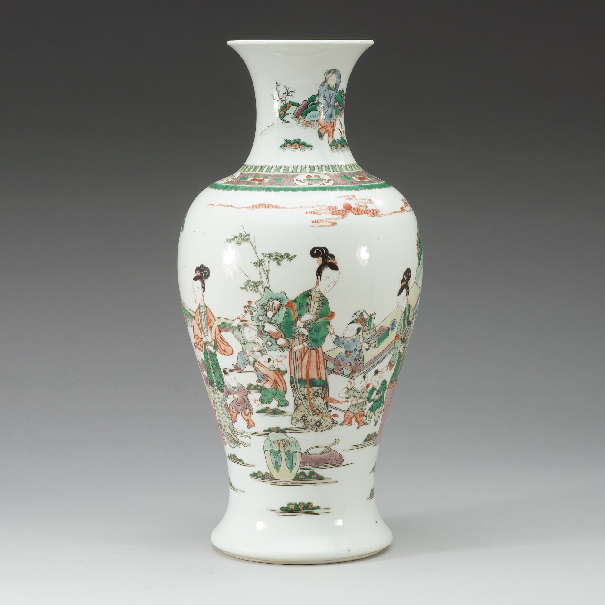 A famille verte vase, Qing dynasty, 19th Century.