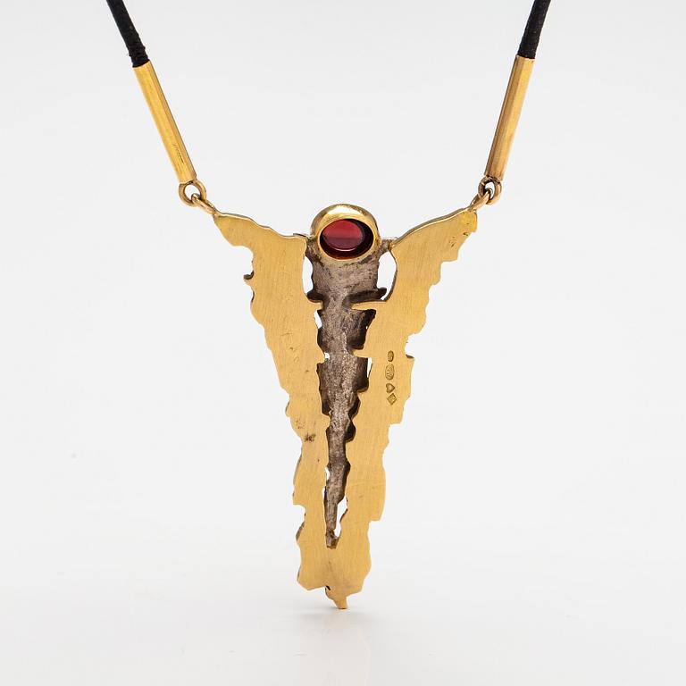 Jouni Salo, A unique necklace made of 18K gold, palladium, leather and a garnet. Tillander, Helsinki 1995.