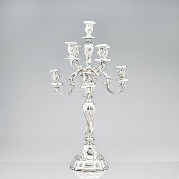 Hermann Julius Wilm, kandelabrar, silver 750, ett par, Louis XV-stil, Berlin, omkring år 1900.