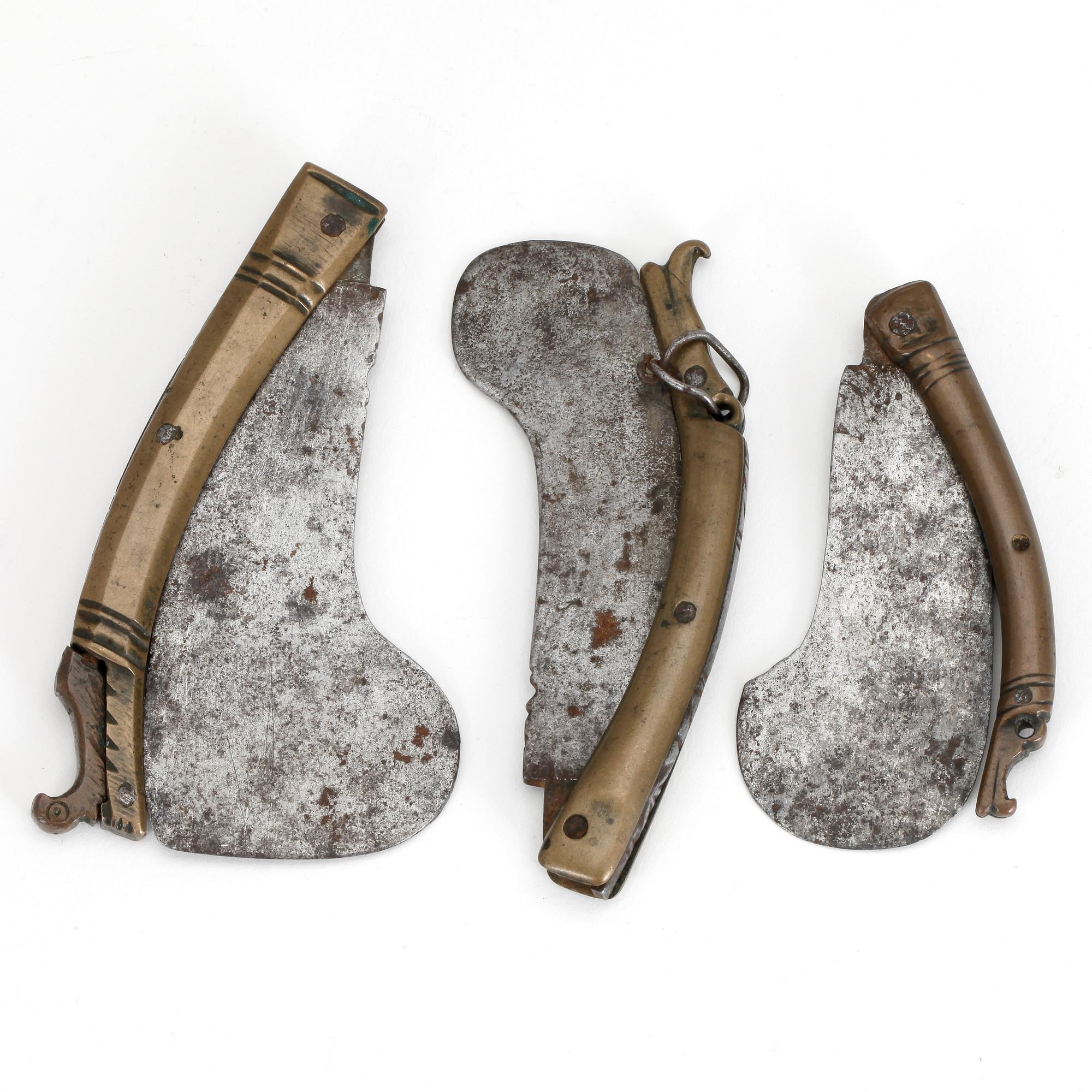 GÄSTABUDSKNIVAR, 3 st, mässing, järn, sannolikt 1700-tal.