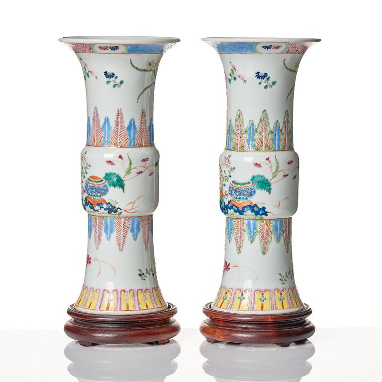 Trumpetvaser, ett par, porslin. Qing dynastin, 1800-tal.