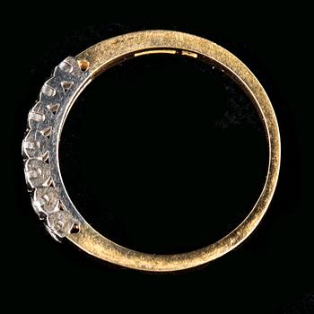 RING, 18k guld med 7 briljantslipade diamanter tot ca 0,13 ct enl grav. 1977. Vikt 3,5 g.