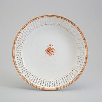 An enamelled dish with pierced rim, Qing dynasty, Jiaqing (1796-1820).