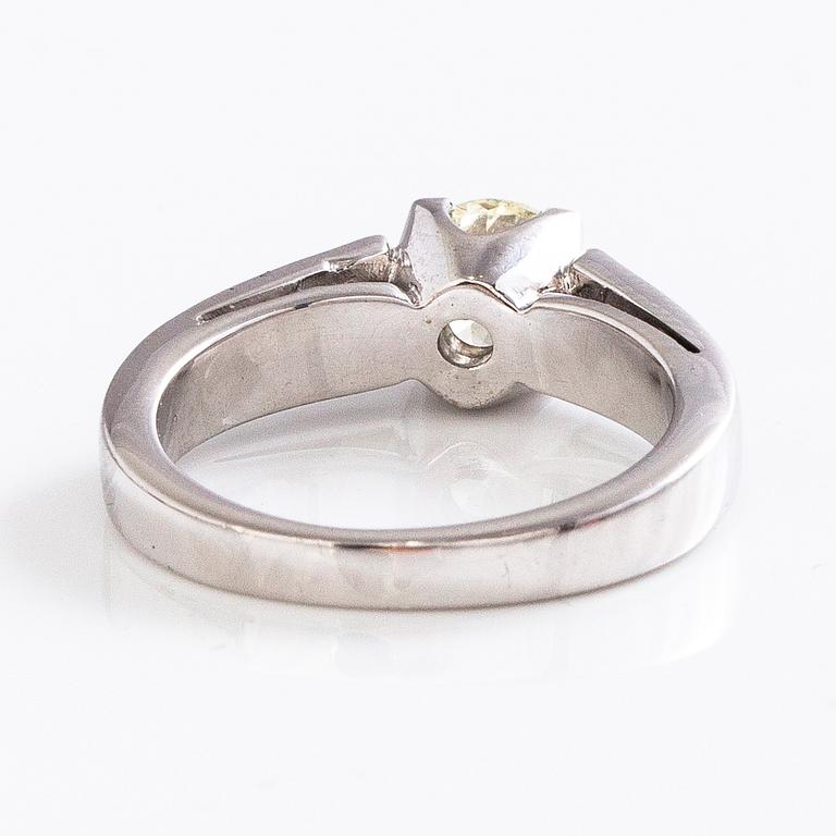 An 18K gold ring with a brilliant-cut diamond ca. 1 ct and princess-cut diamonds ca. 0.7 ct in total.
