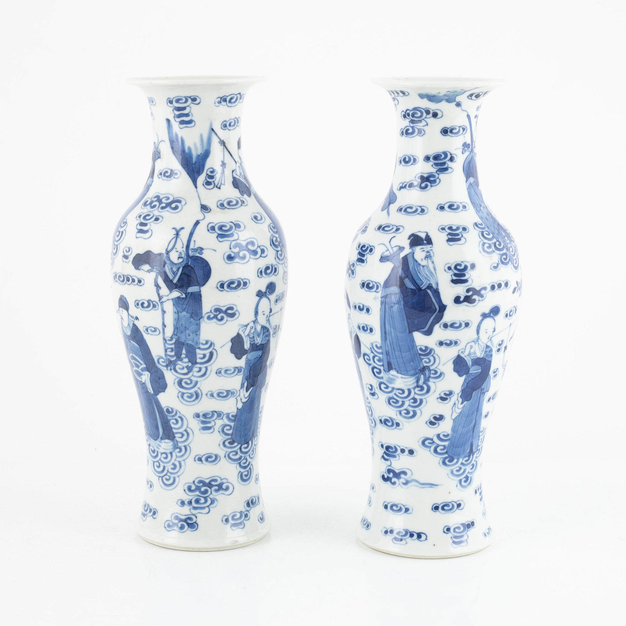 A pair of Chinese blue and white vases, late Qing dynasty/first half of 20th century.