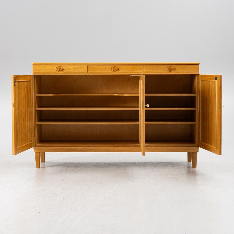 Carl Malmsten, sideboard, "Herrgården", Åfors Möbelfabrik, 1900-talets slut.
