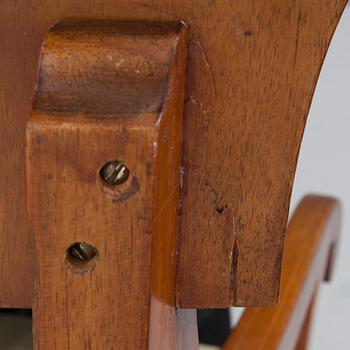 KARMSTOLAR, ett par, biedermeierstil, 1920-tal.