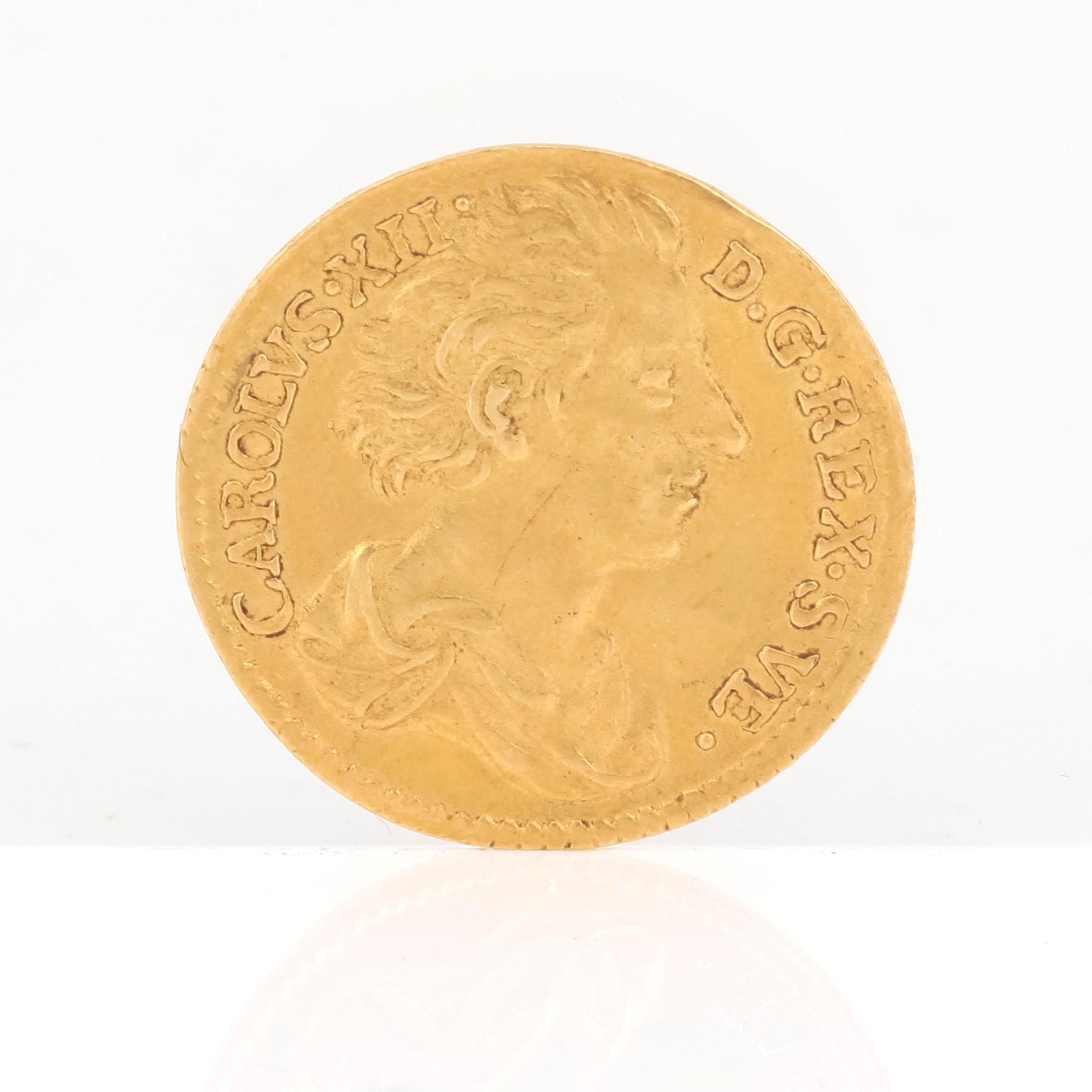 GULDMYNT, 1 Dukat, Karl XII av Sverige, 1710. Vikt ca 3,5 gram.